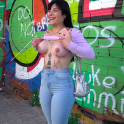 Nos llevamos a Nadja a un barrio.'apartado' enseñas las tetas? y el culo? Nadja mostrandose al mundo.